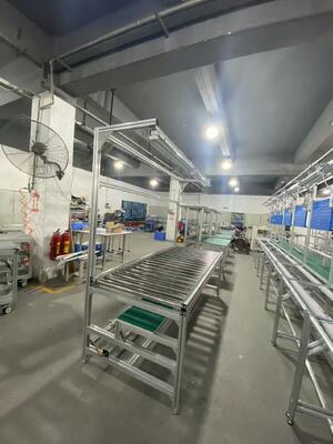 میز کار لوله‌ای با لوله‌های آلیاژ آلومینیوم و اتصالات با ظرفیت بار 100 تا 120 کیلوگرم و قفسه‌های قابل جابجایی برای راه‌اندازی فضای کار